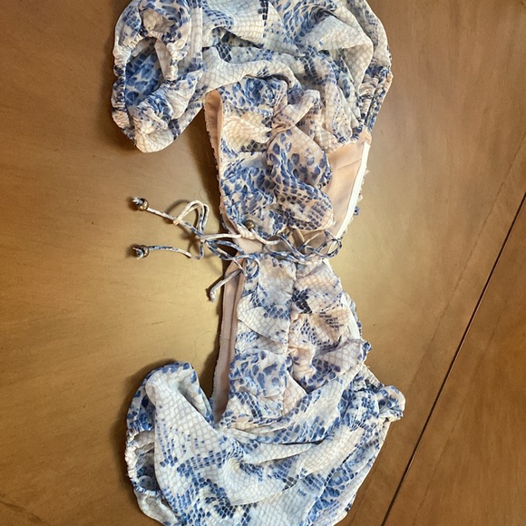 Olivaceous off white/blue chiffon crop top . - Picture 3 of 5